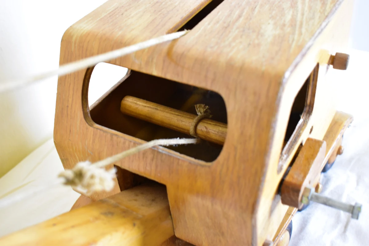 Houten speelgoedkraan met touwen