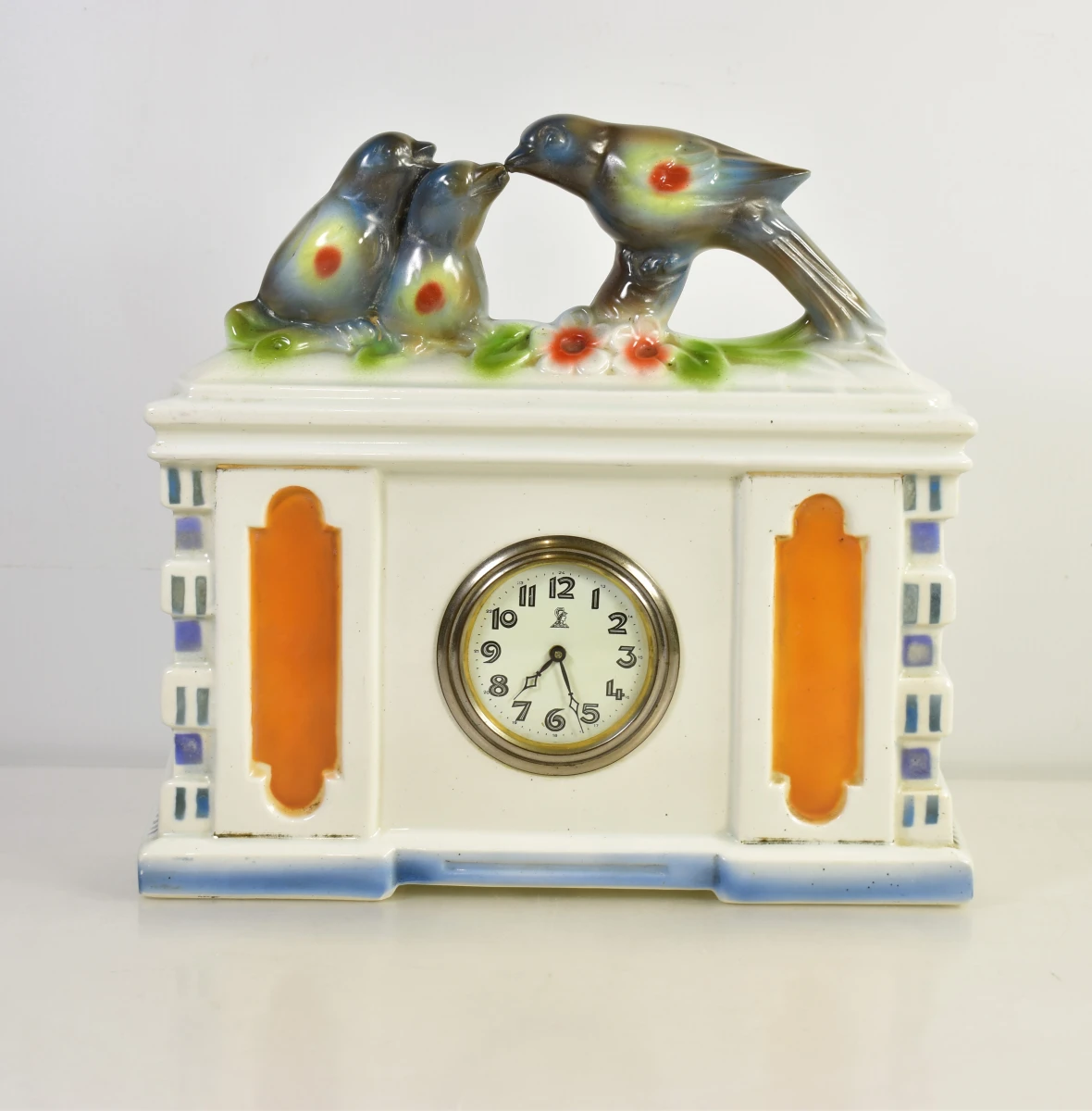 Vintage porseleinen klok met vogeldecoratie
