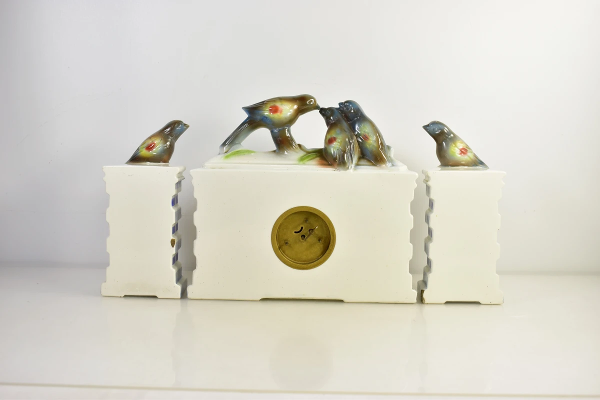 Vintage porseleinen klok met vogeldecoratie