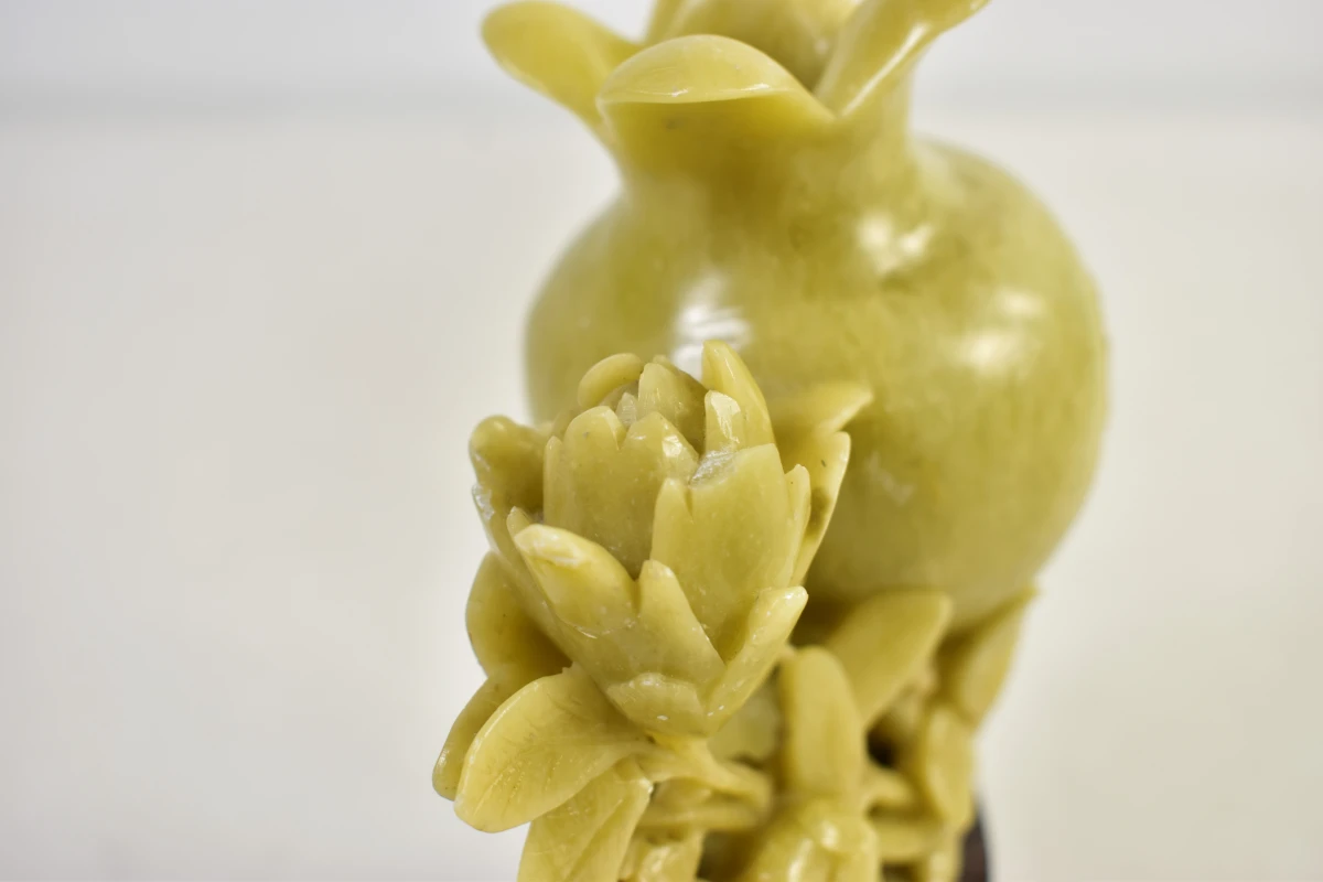 Marmeren beeldhouwwerk van gele granaatappel met bloem