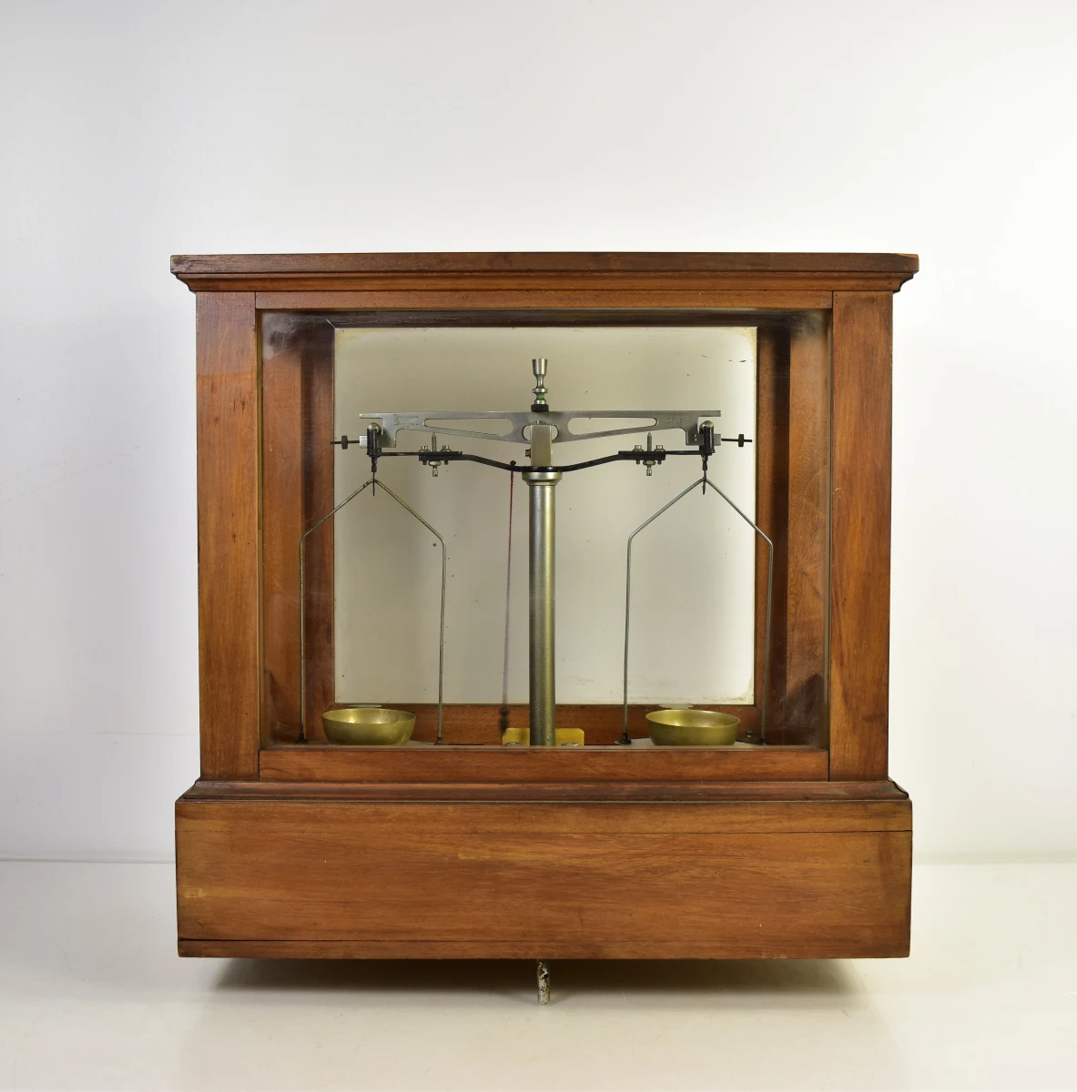 Antieke apothekersweegschaal in houten kast met lade