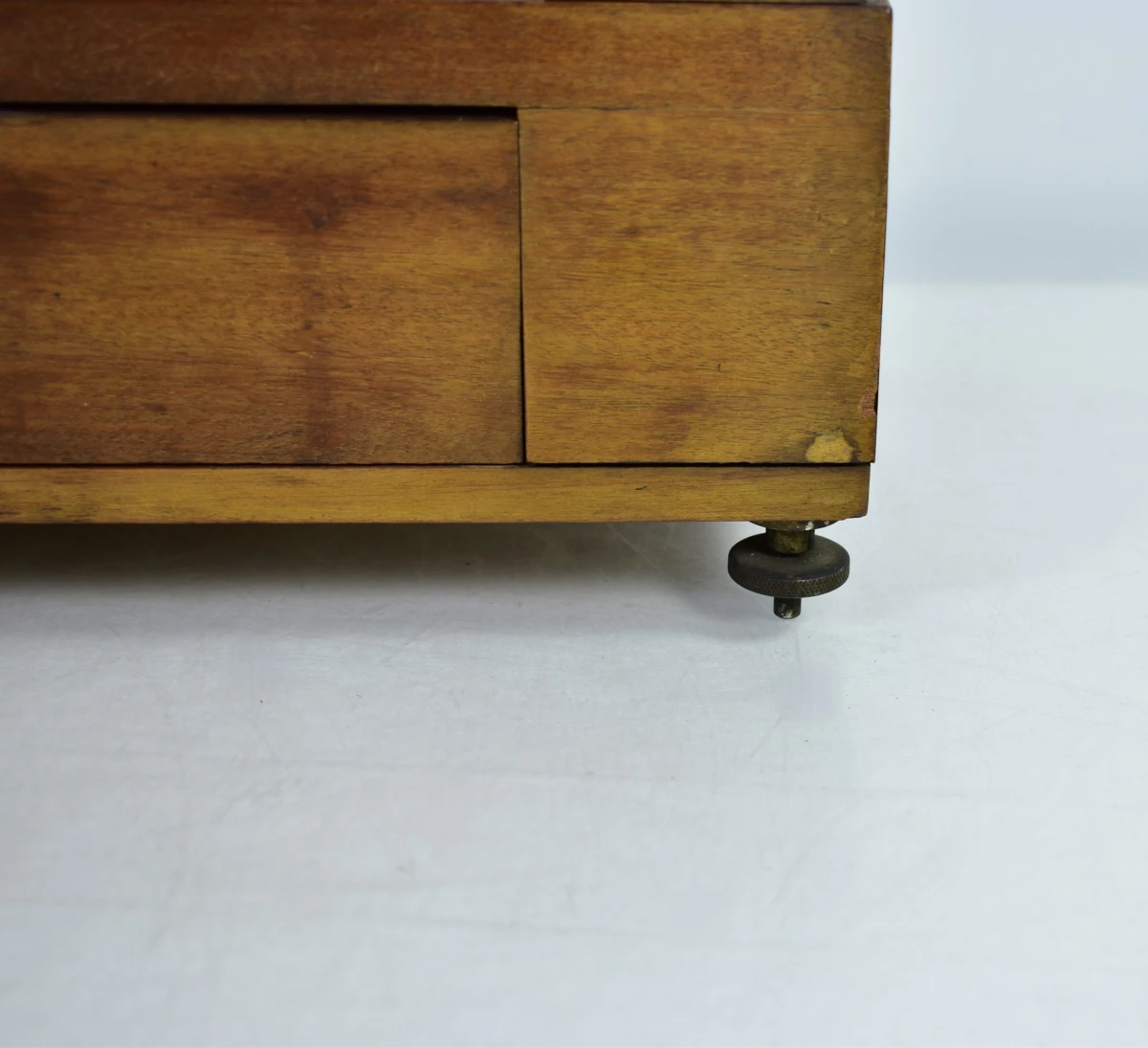 Antieke apothekersweegschaal in houten kast met lade