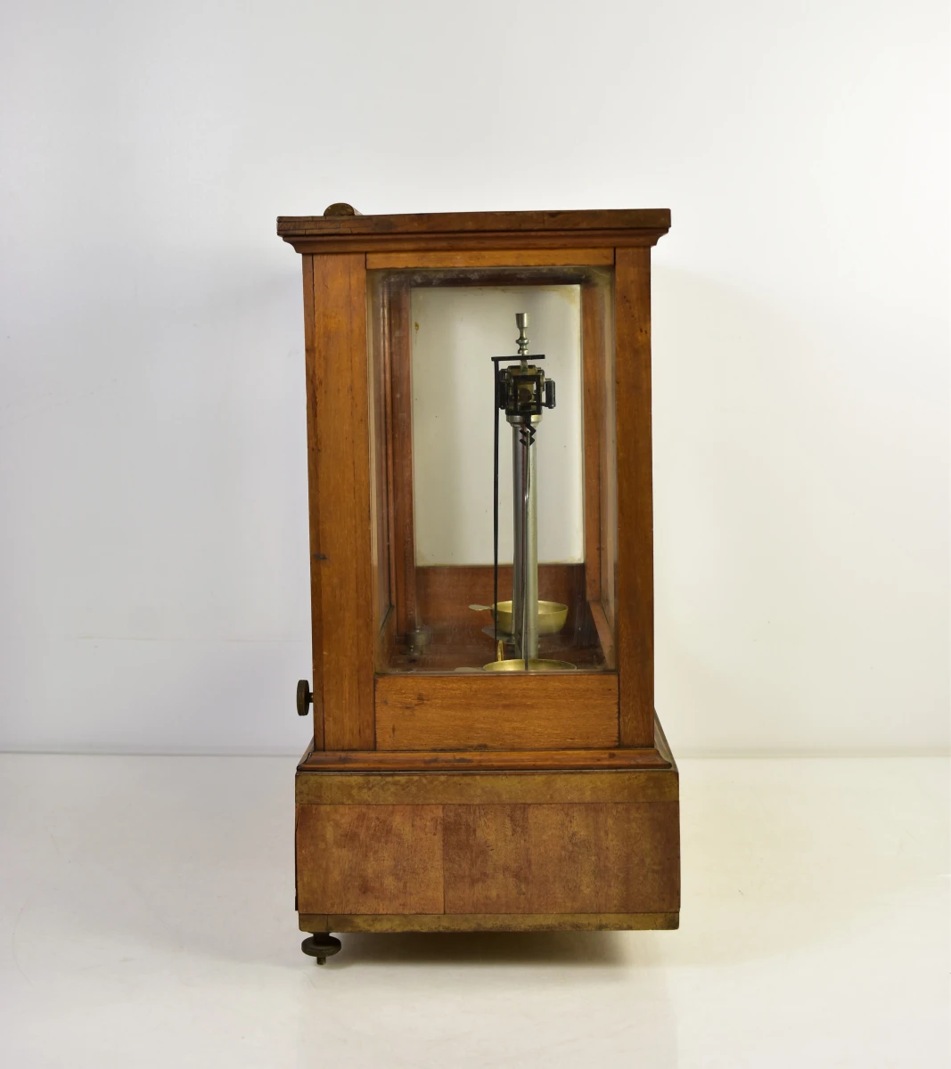 Antieke apothekersweegschaal in houten kast met lade