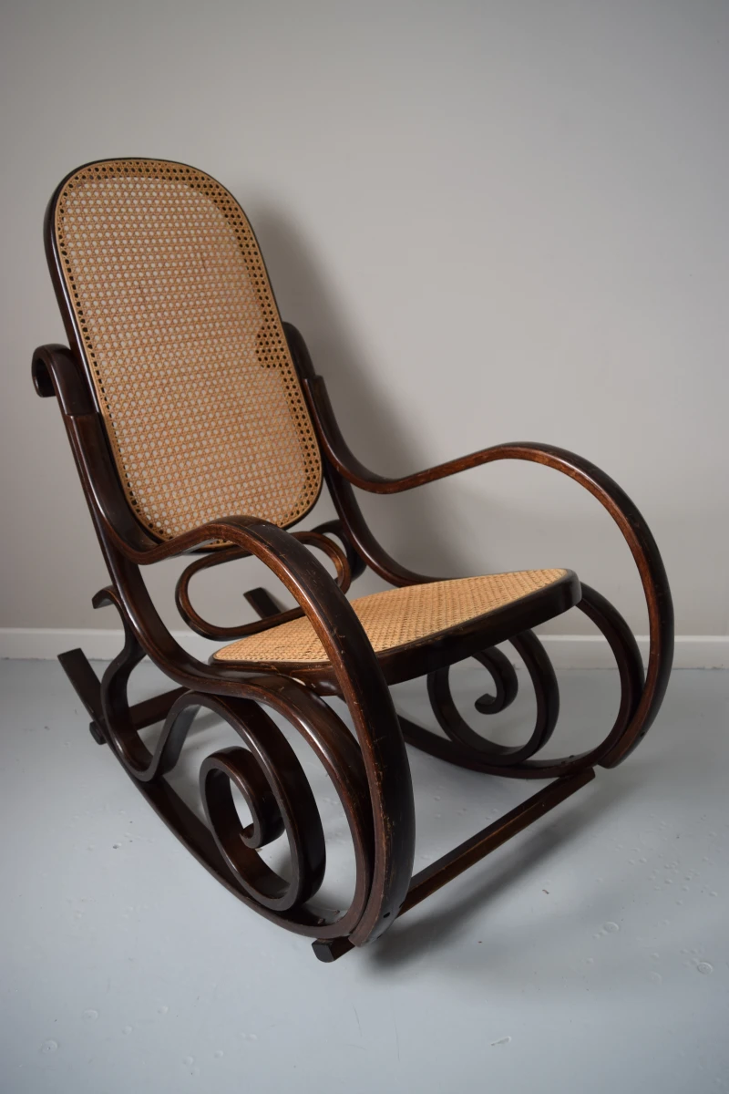 Schommelstoel in Thonet stijl