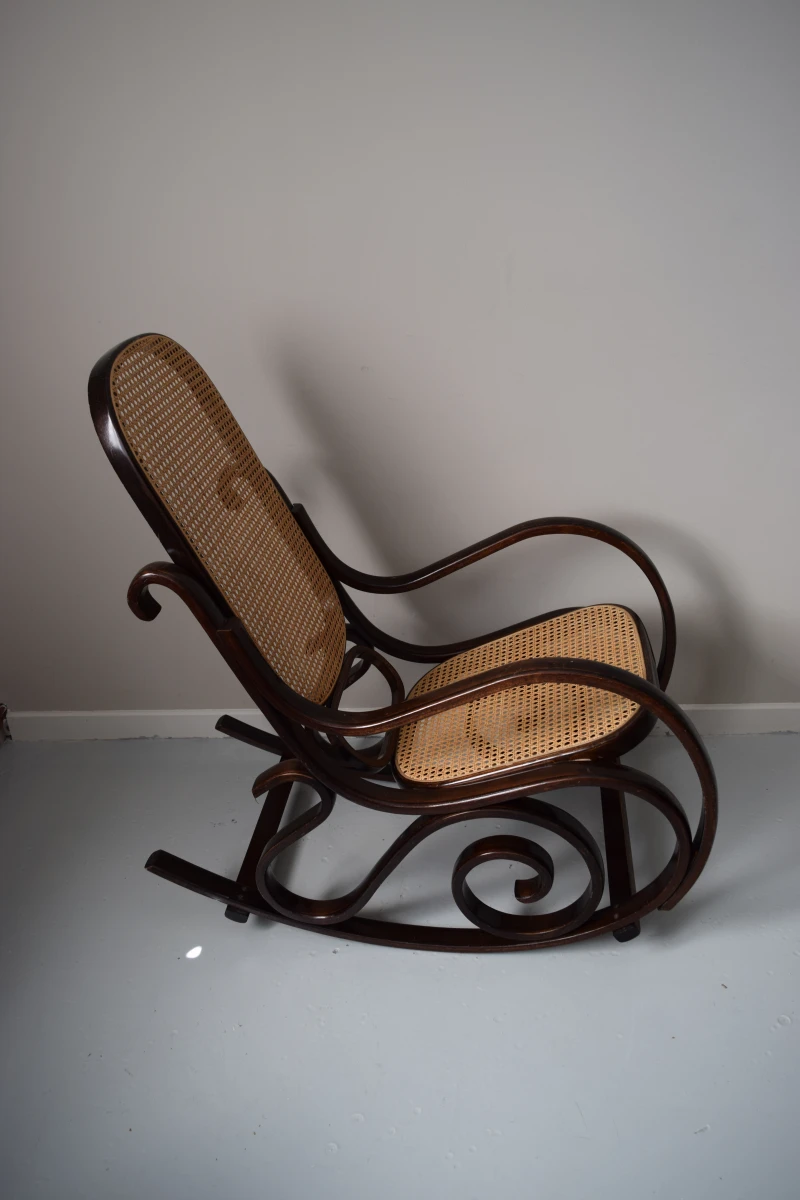 Schommelstoel in Thonet stijl