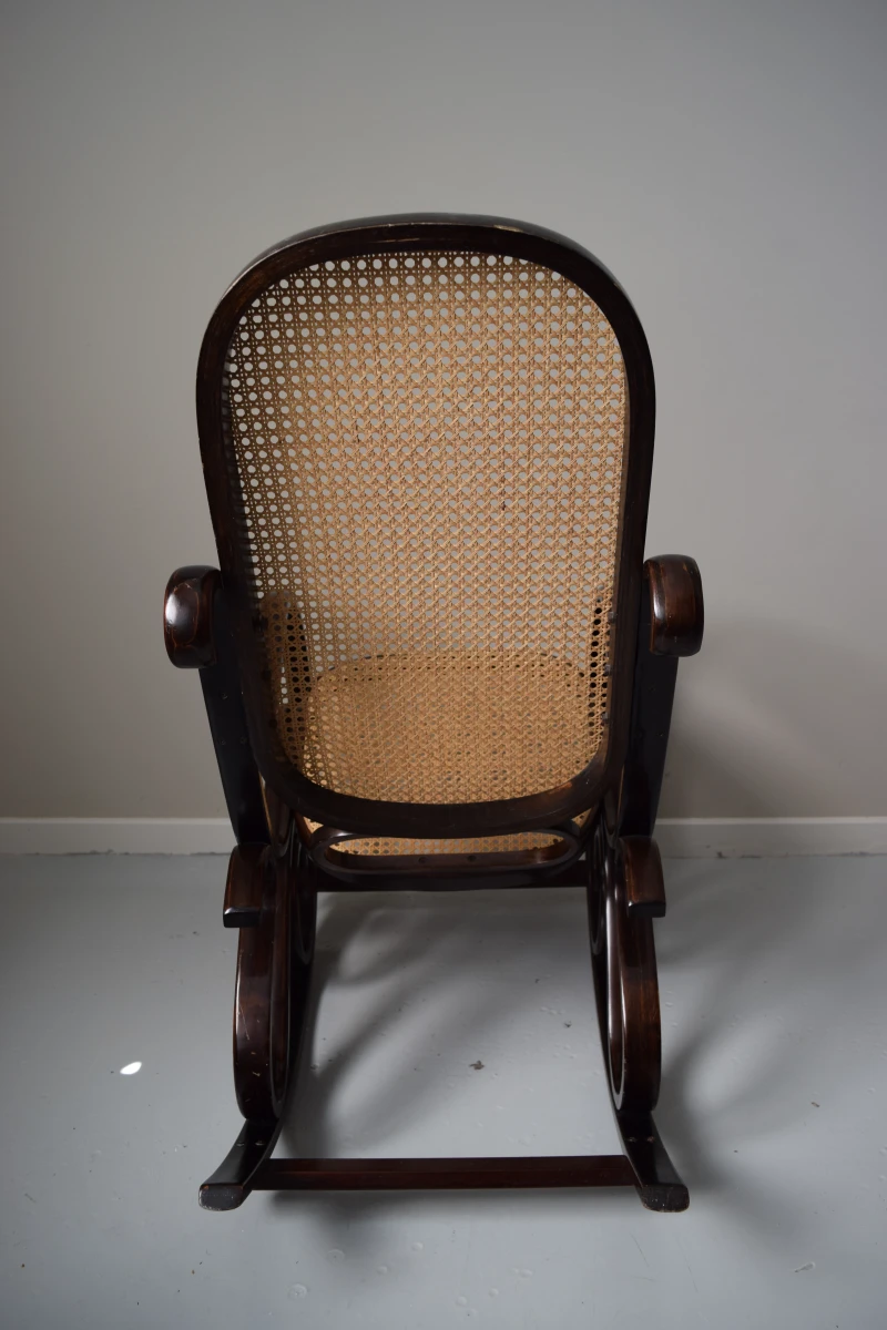 Schommelstoel in Thonet stijl