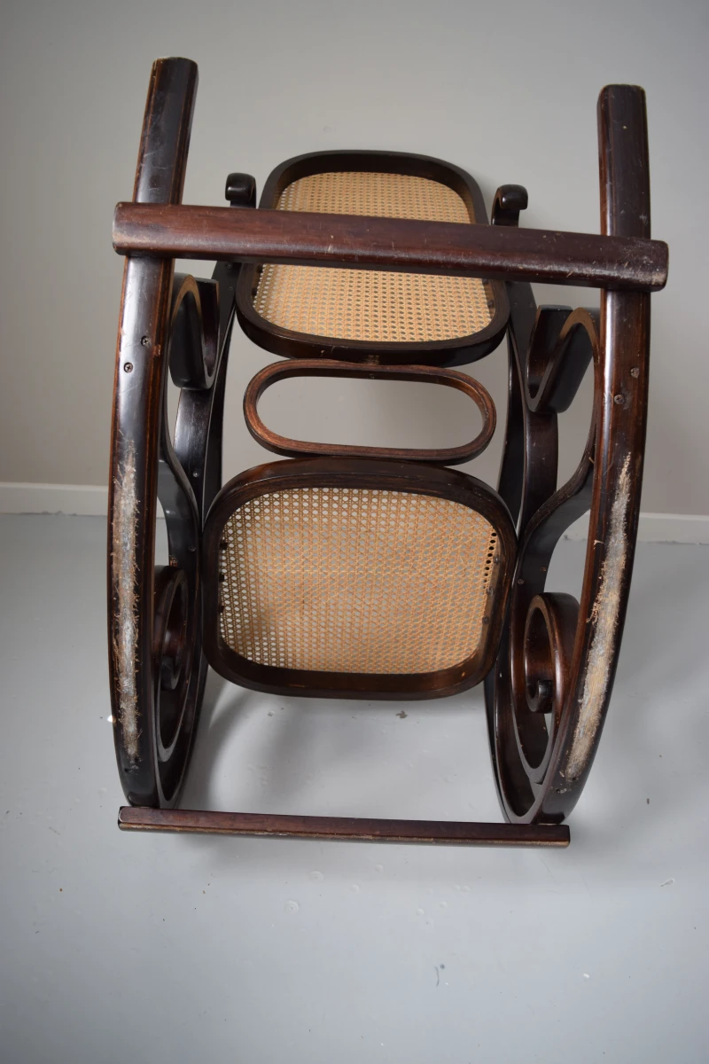 Schommelstoel in Thonet stijl