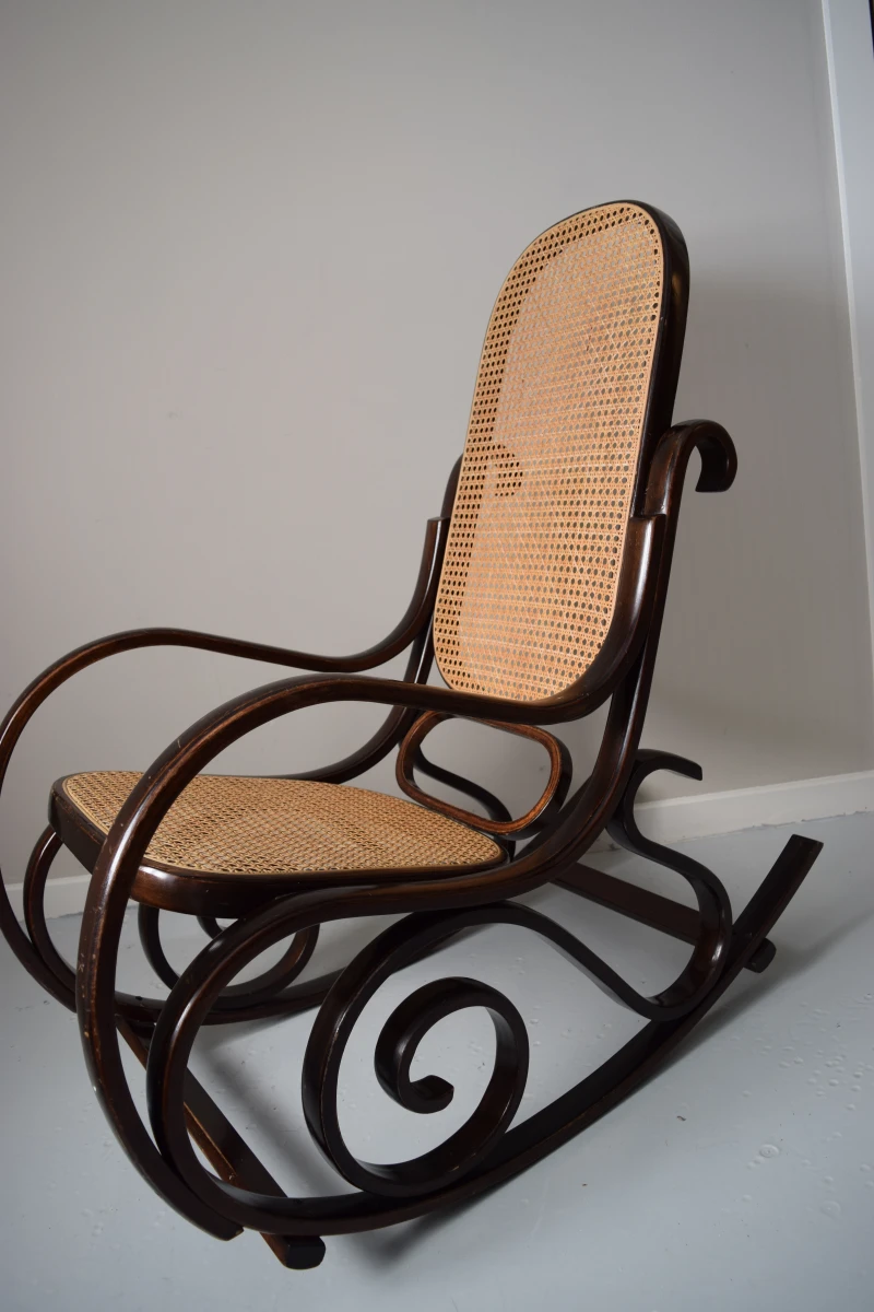 Schommelstoel in Thonet stijl