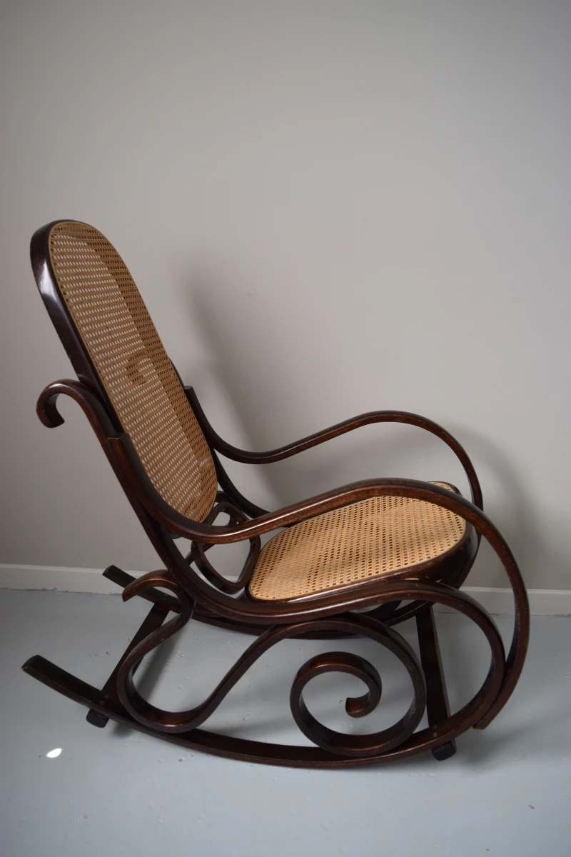 Schommelstoel in Thonet stijl