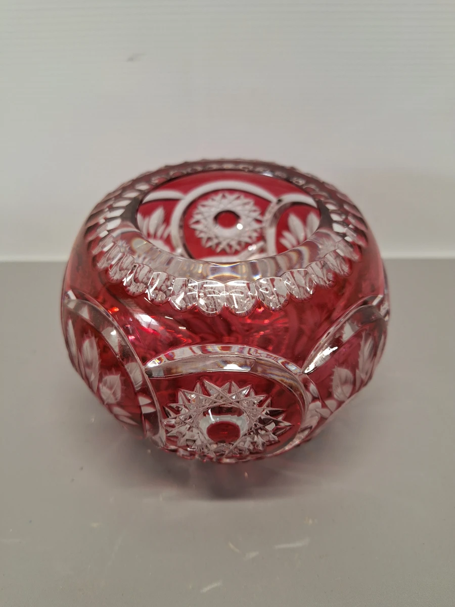 Kristallen rood geslepen glazen vaas - Bohemen