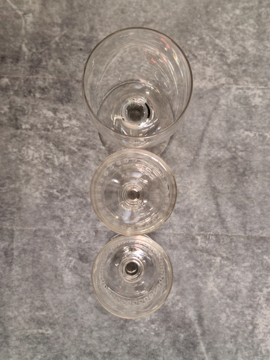 Antiek kristallen glas-servies met Guilloche-gravering