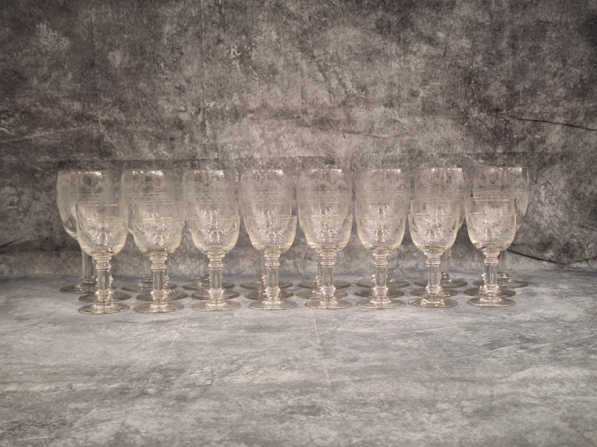 Antiek kristallen glas-servies met Guilloche-gravering
