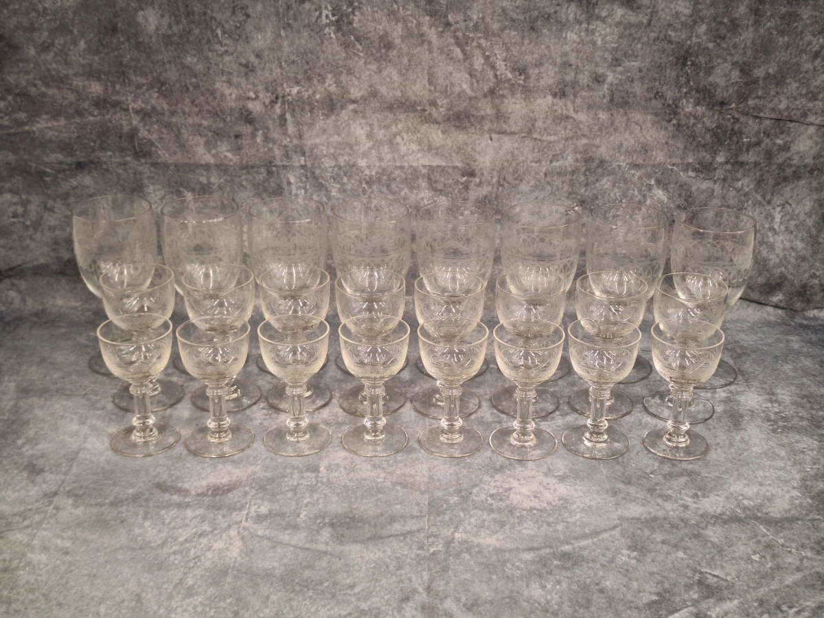 Antiek kristallen glas-servies met Guilloche-gravering