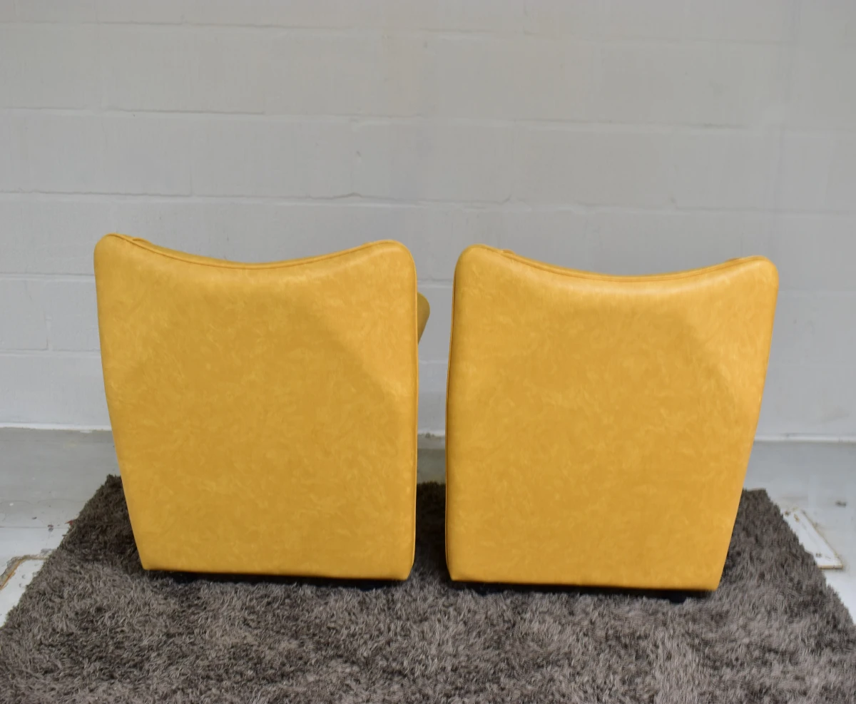 Set van 4 Italiaanse designfauteuils Pietranera – mosterdgeel – Made in Italy