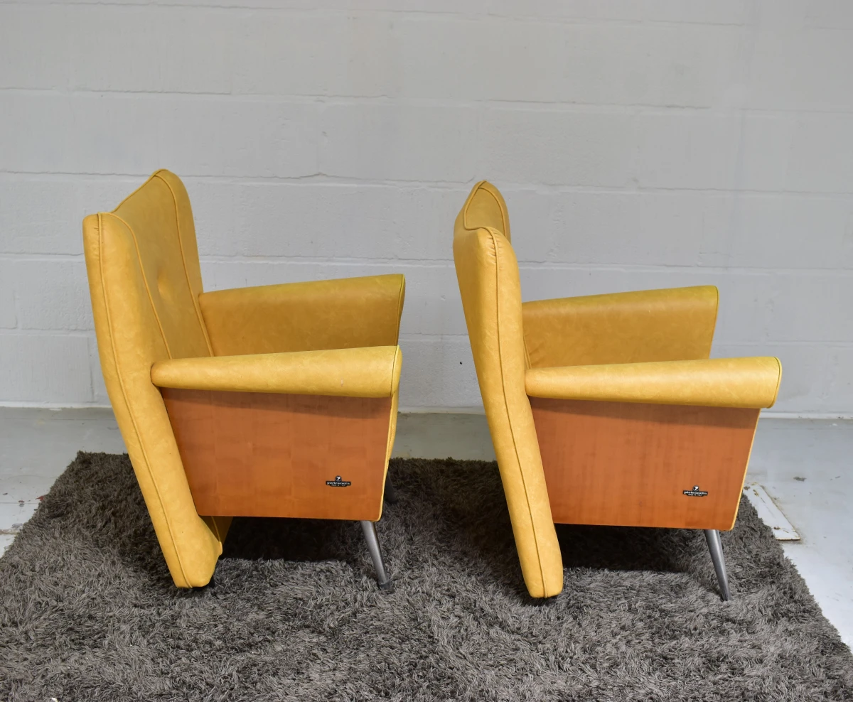 Set van 4 Italiaanse designfauteuils Pietranera – mosterdgeel – Made in Italy