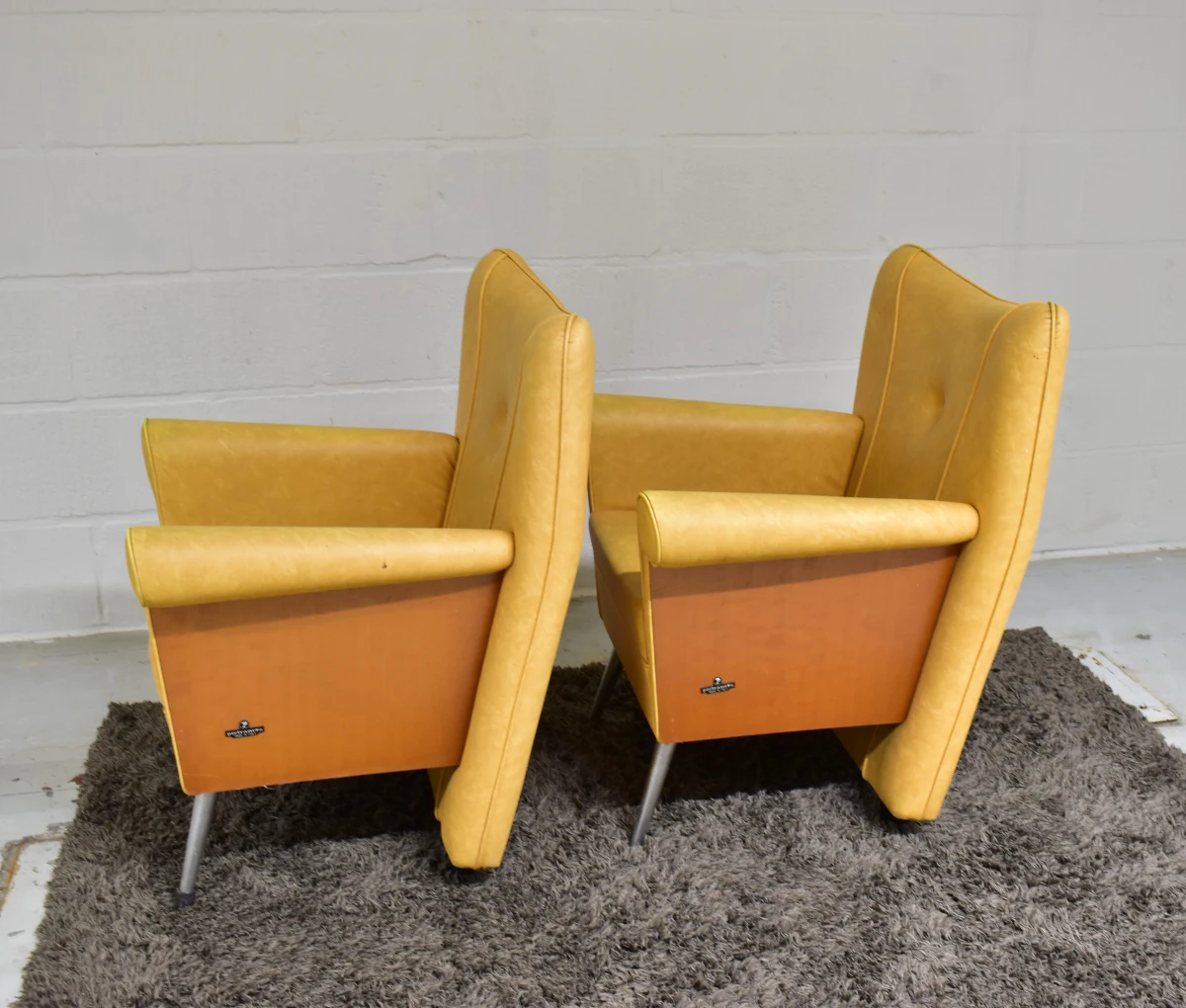 Set van 4 Italiaanse designfauteuils Pietranera – mosterdgeel – Made in Italy