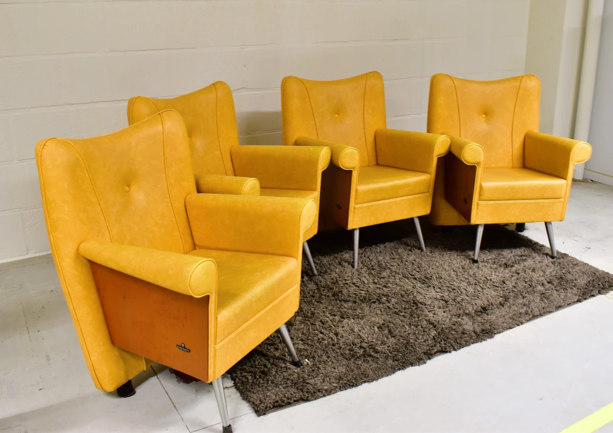 Set van 4 Italiaanse designfauteuils Pietranera – mosterdgeel – Made in Italy