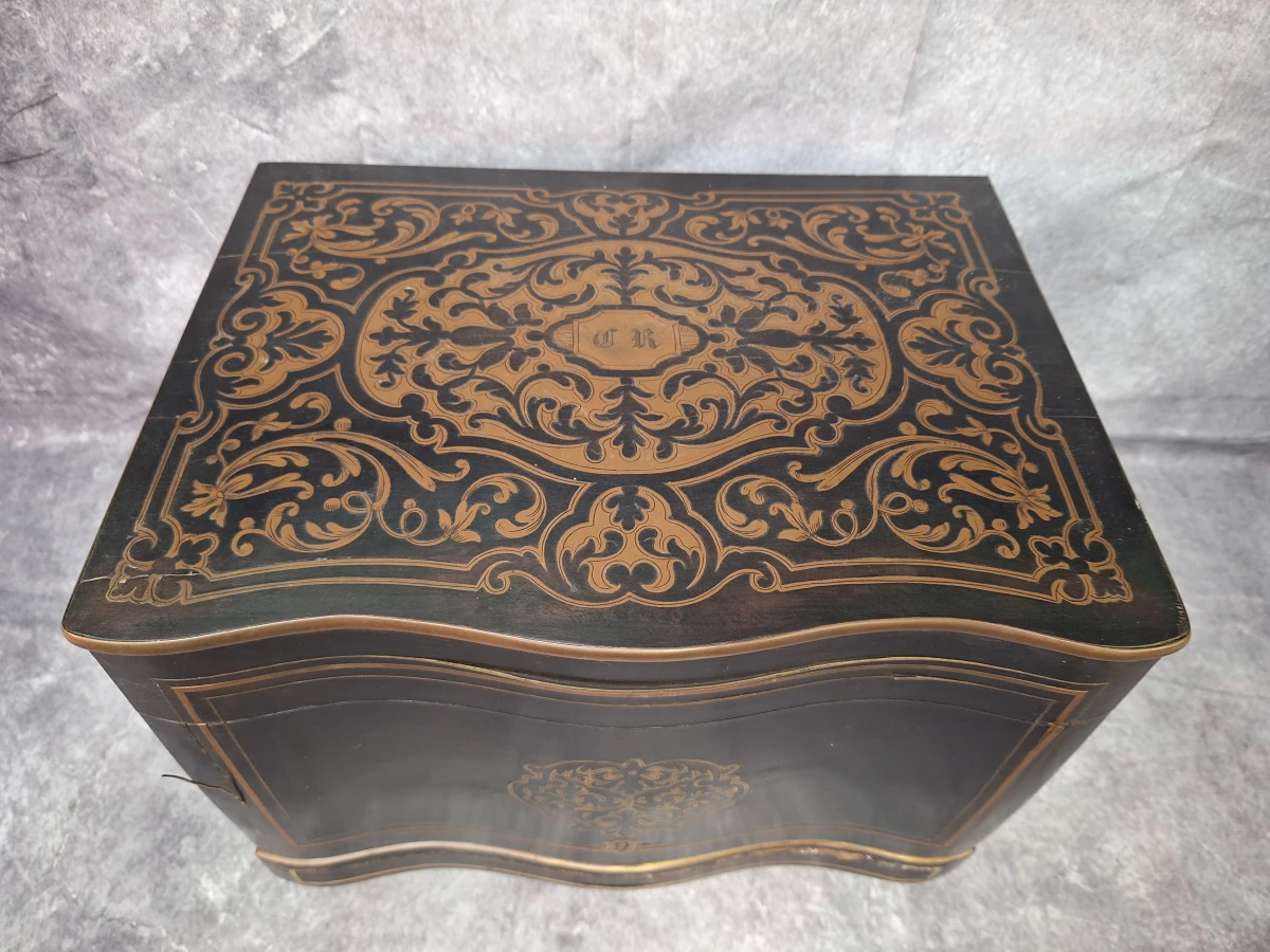 Antieke Napoleon III likeurkelder (cave à liqueur) - Boulle stijl - met karaffen & glazen