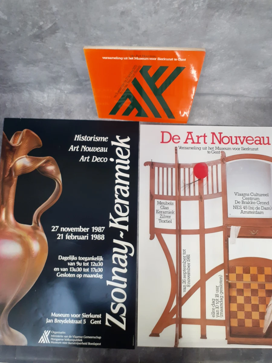 Boek: Set van zeldzame tentoonstellingscatalogus + 2 affiches van het Museum voor Sierkunst te Gent
