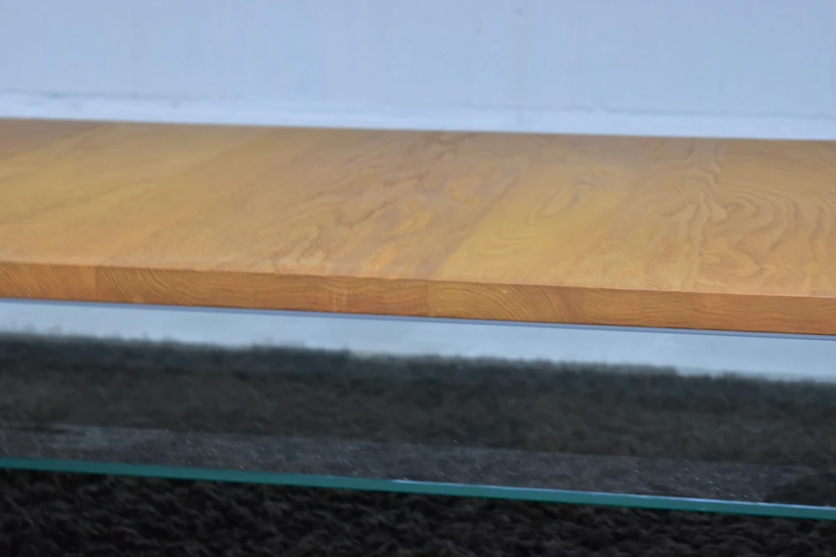 Moderne salontafel met houtfineer, glazen legplank en metalen frame