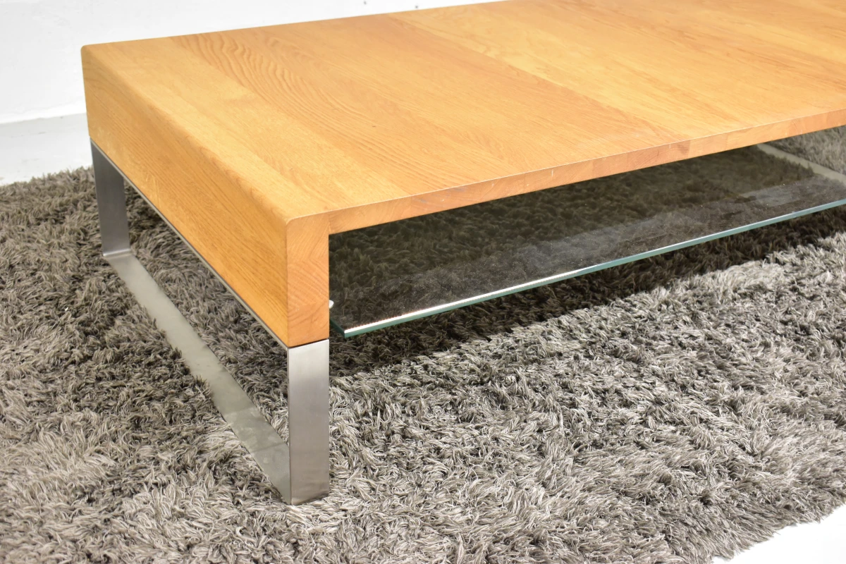 Moderne salontafel met houtfineer, glazen legplank en metalen frame