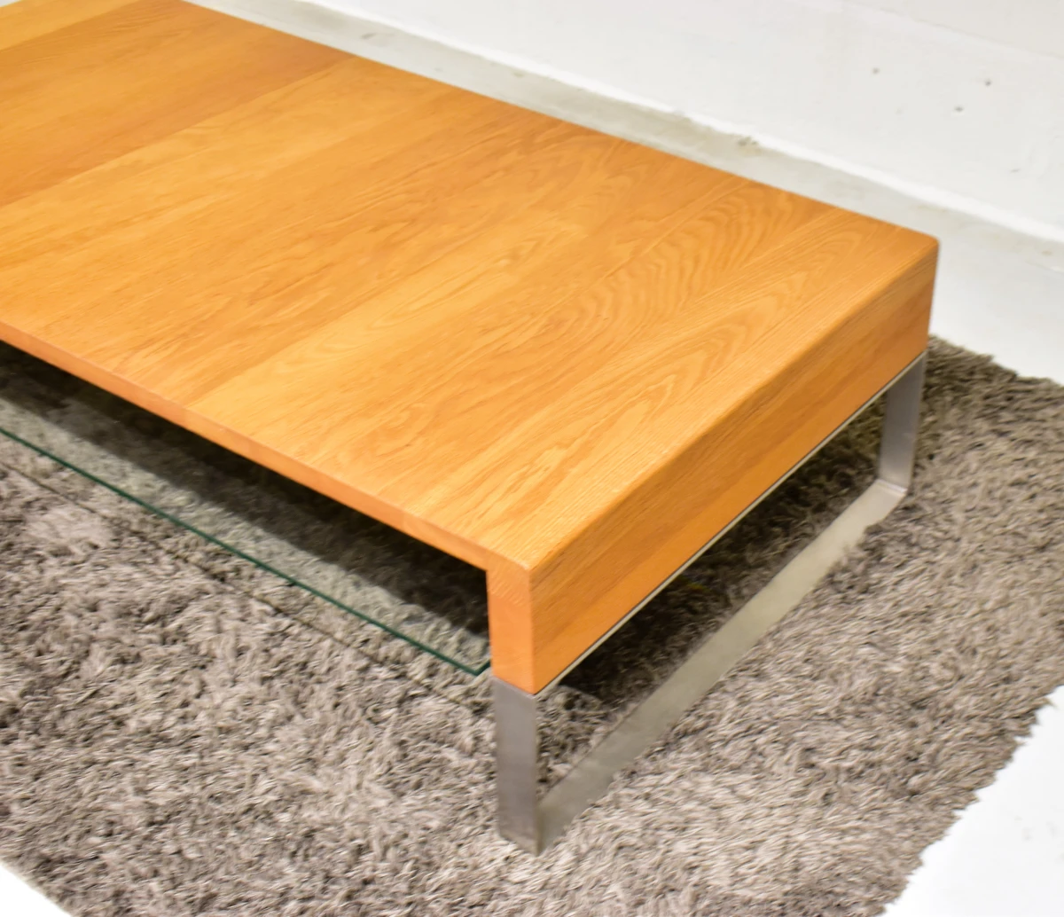 Moderne salontafel met houtfineer, glazen legplank en metalen frame