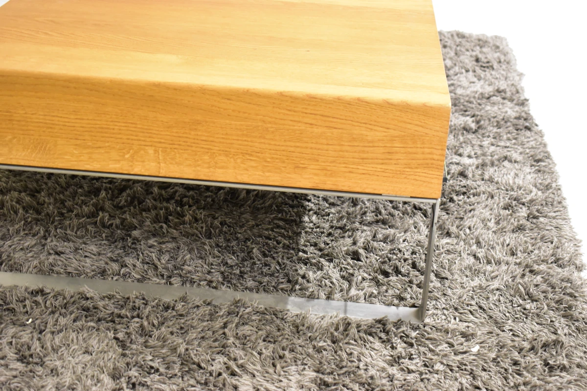 Moderne salontafel met houtfineer, glazen legplank en metalen frame