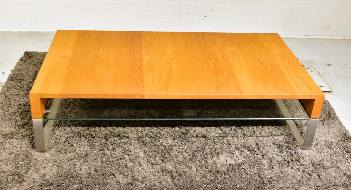 Moderne salontafel met houtfineer, glazen legplank en metalen frame