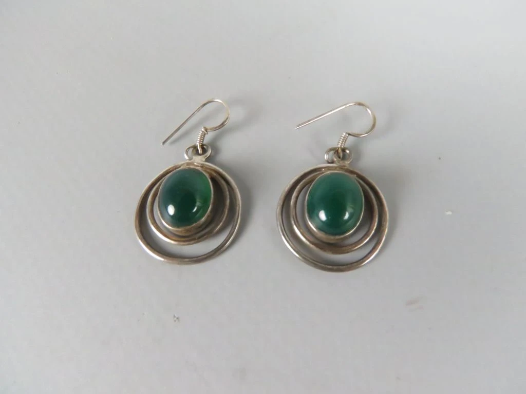 Zilveren Oorbellen met Groene Cabochon