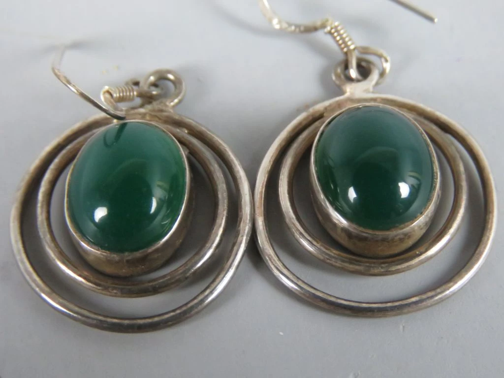 Zilveren Oorbellen met Groene Cabochon