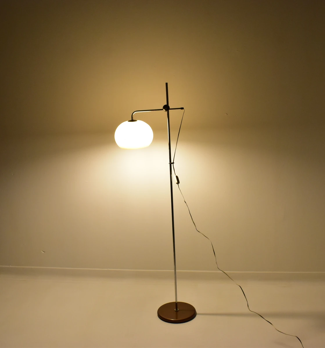 Vintage vloerlamp met metalen frame en crèmekleurige kap