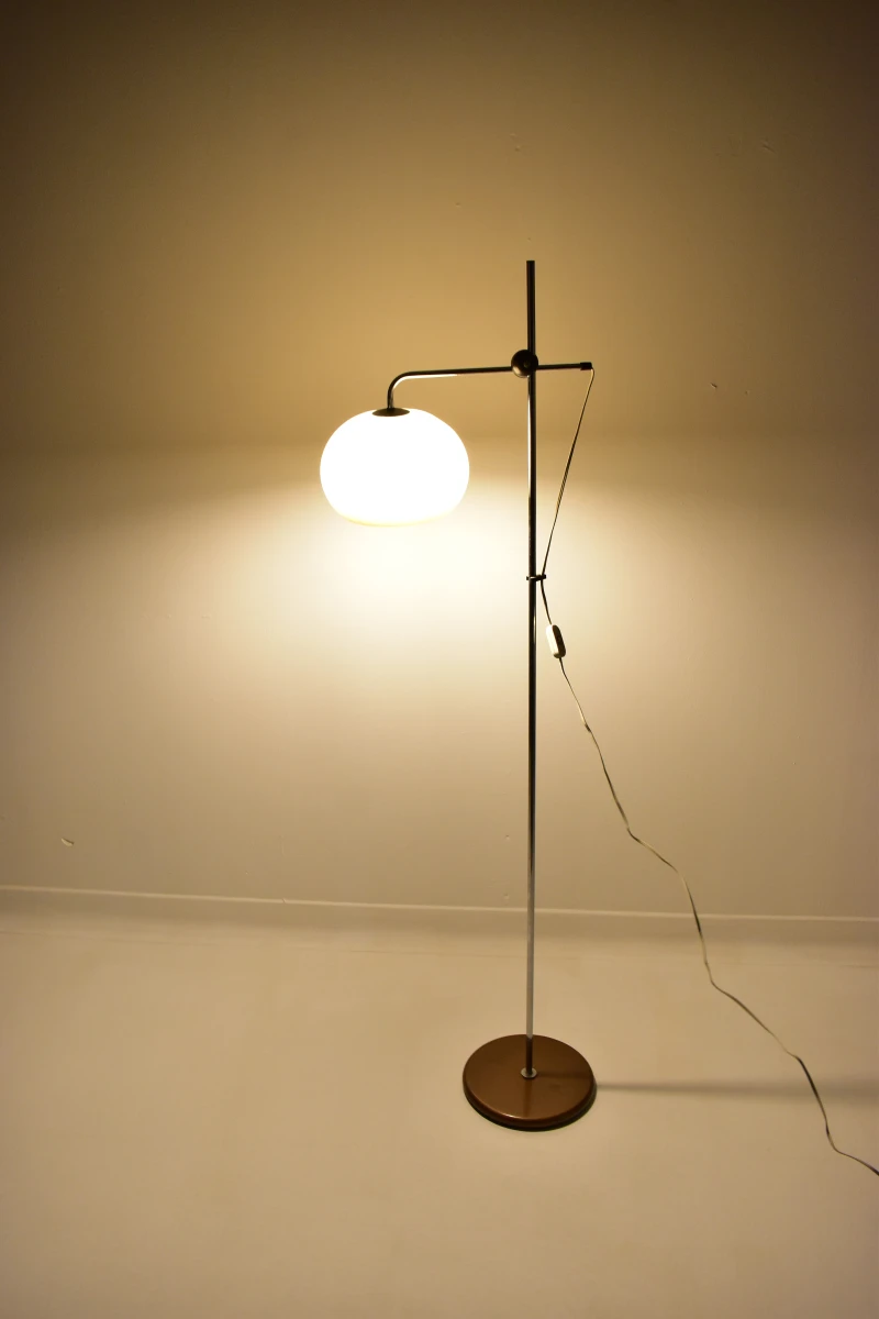 Vintage vloerlamp met metalen frame en crèmekleurige kap
