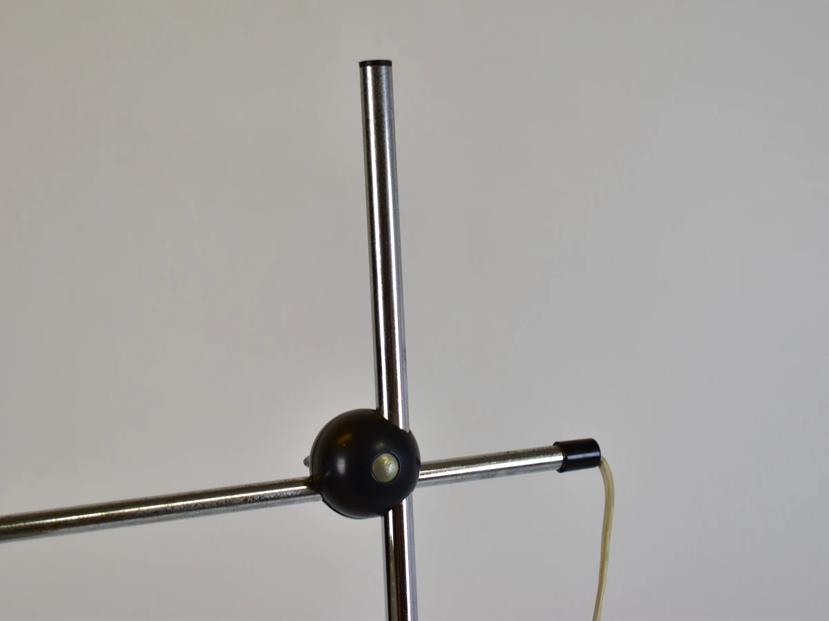 Vintage vloerlamp met metalen frame en crèmekleurige kap