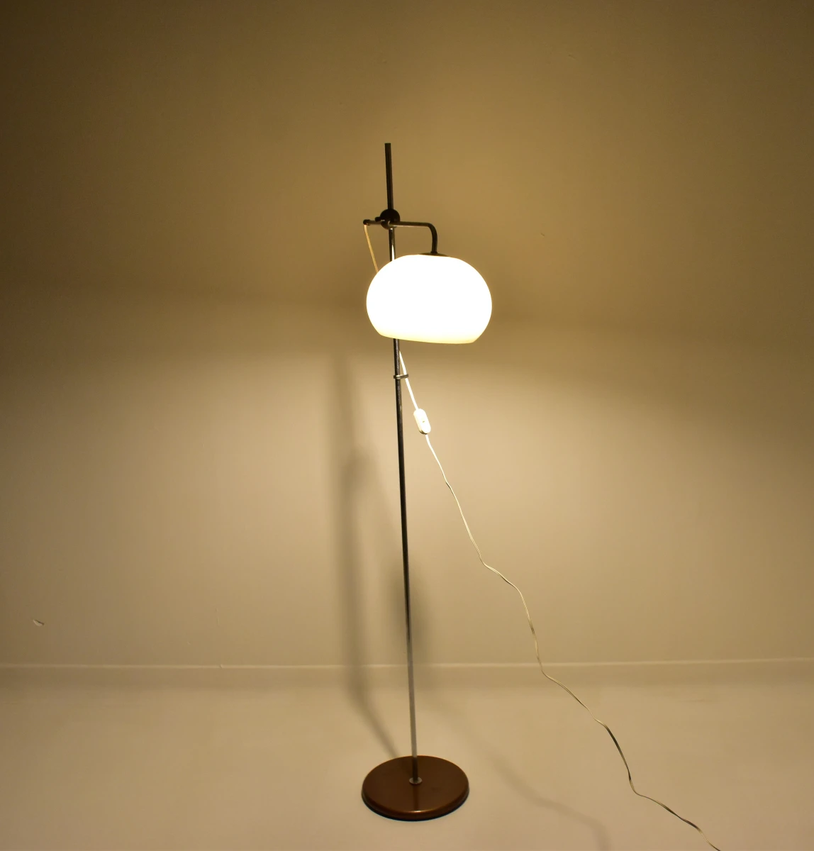 Vintage vloerlamp met metalen frame en crèmekleurige kap