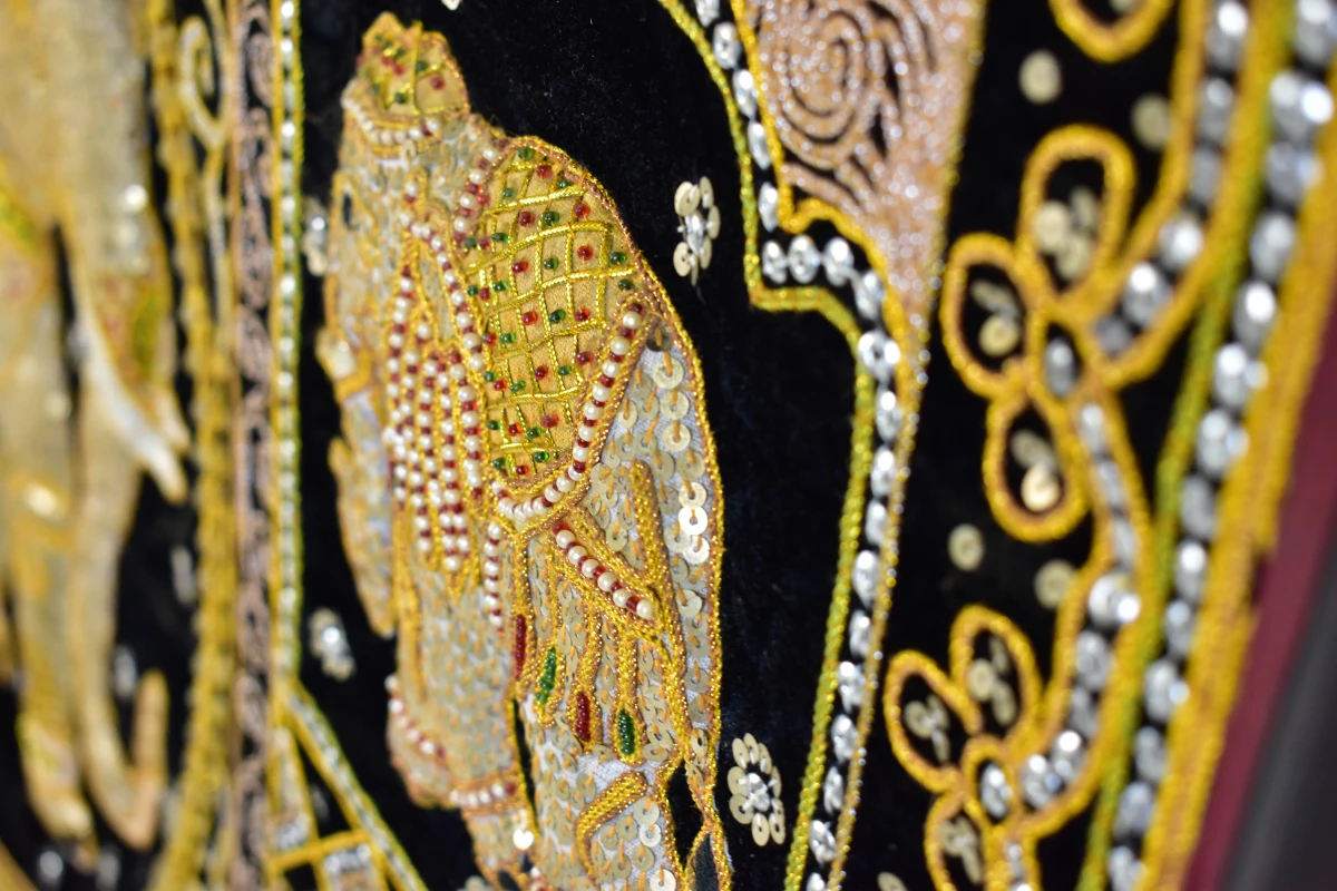 Handgemaakt wandpaneel met olifanten – textielkunst – ingelijst
