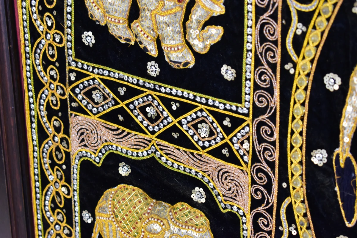 Handgemaakt wandpaneel met olifanten – textielkunst – ingelijst