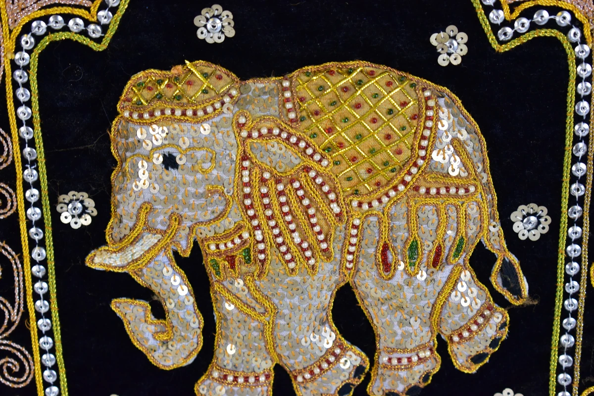 Handgemaakt wandpaneel met olifanten – textielkunst – ingelijst