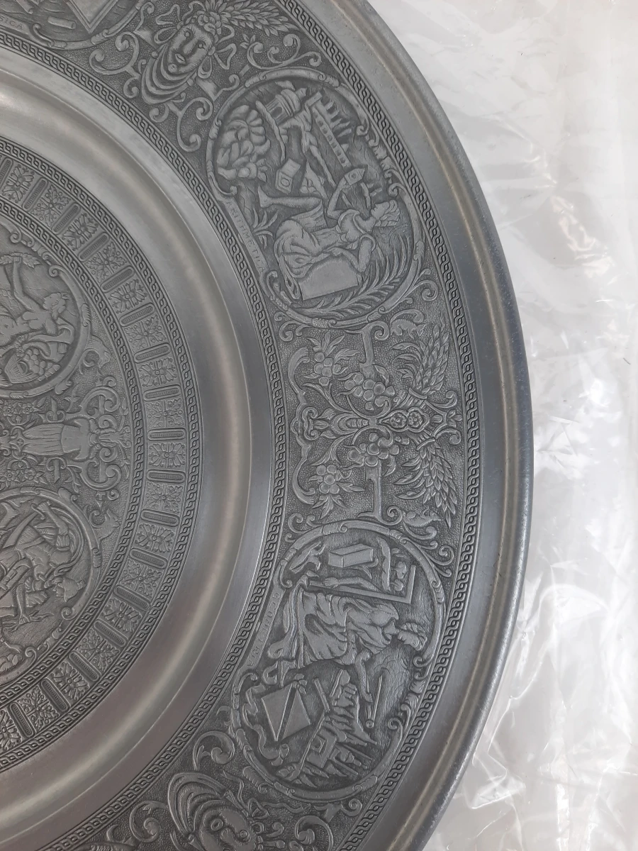 Grote Vintage Tinnen Wandschotel "Berendsohn" – Fijn Gedetailleerd Reliëf