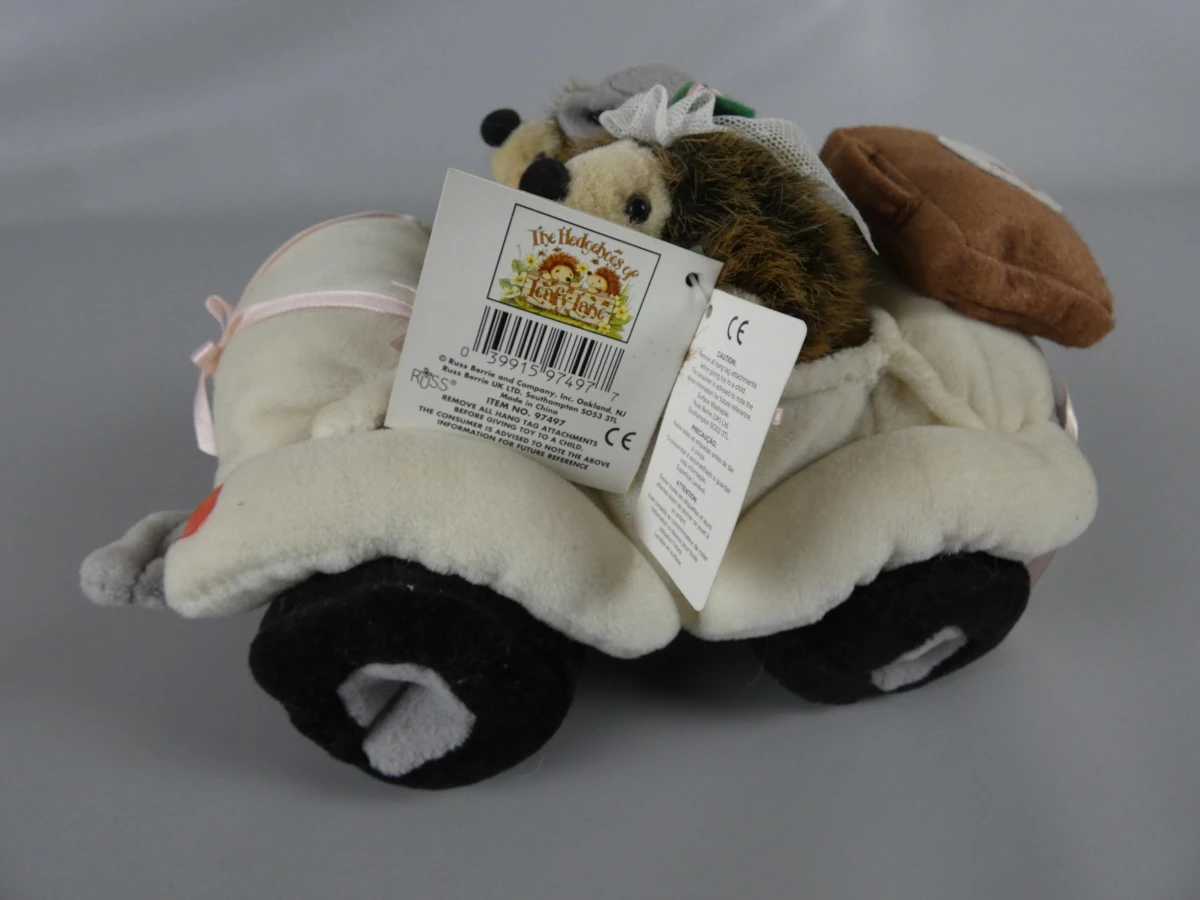 egel-trouwkoppel in trouwauto van Russ Berrie