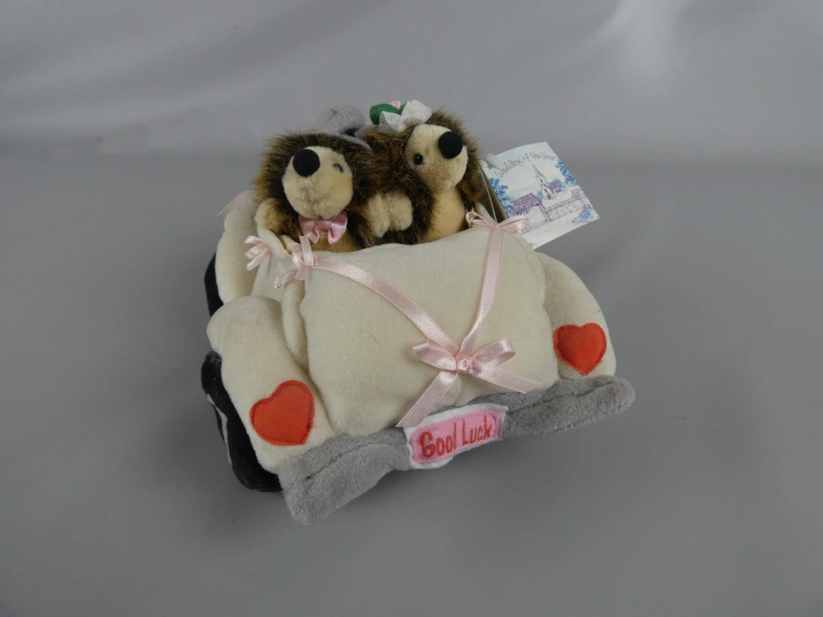 egel-trouwkoppel in trouwauto van Russ Berrie