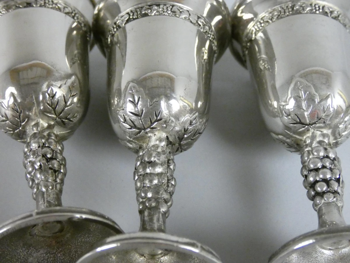 6 Zilverkleurige kelkbekers met druivenmotief