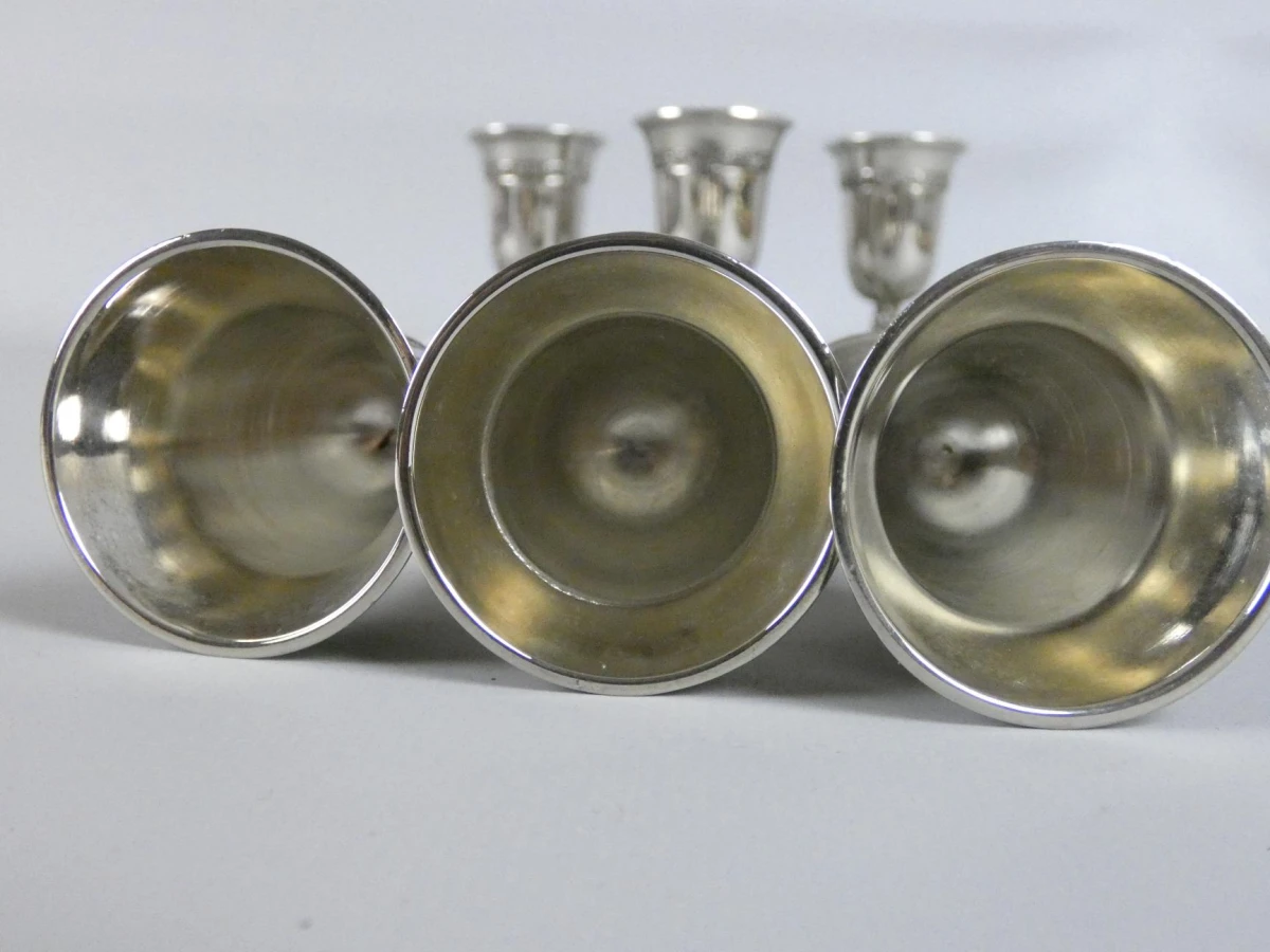 6 Zilverkleurige kelkbekers met druivenmotief
