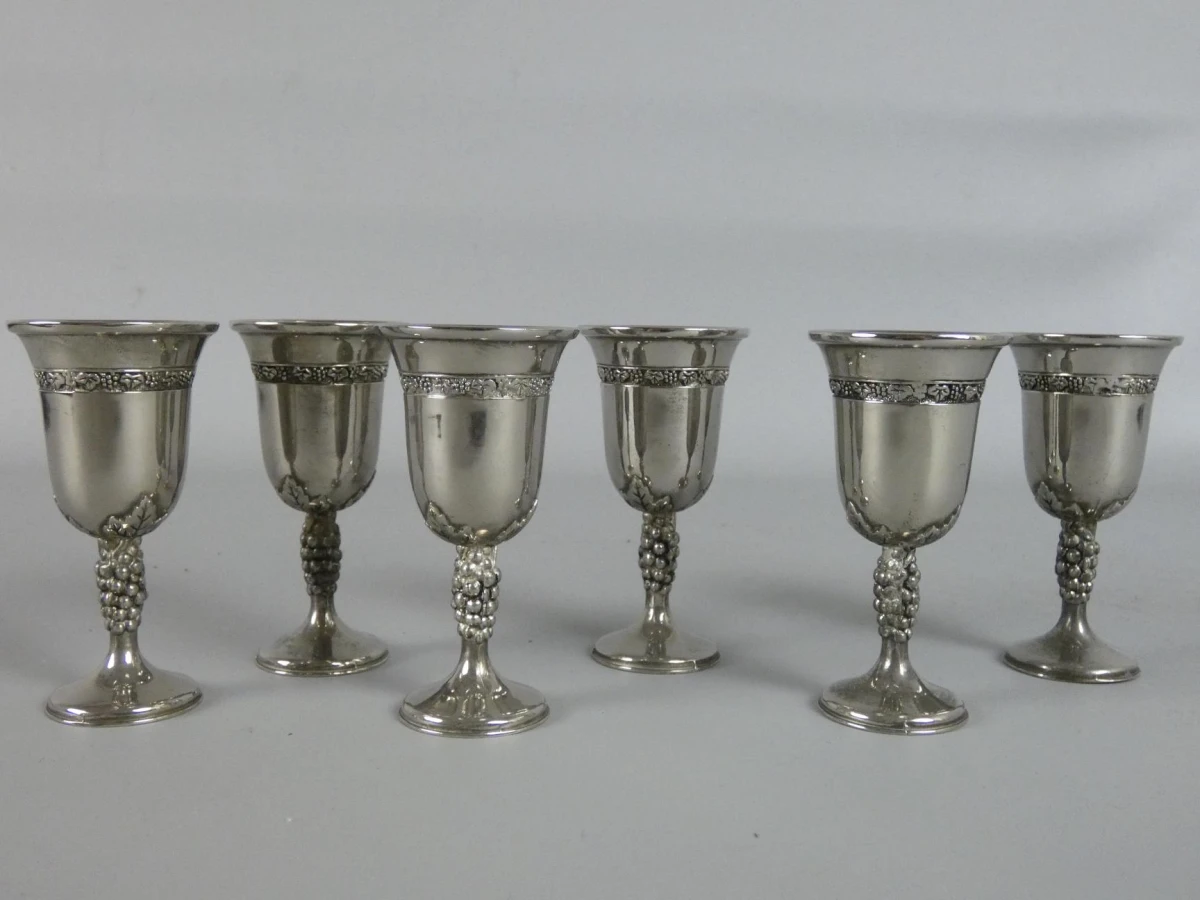 6 Zilverkleurige kelkbekers met druivenmotief