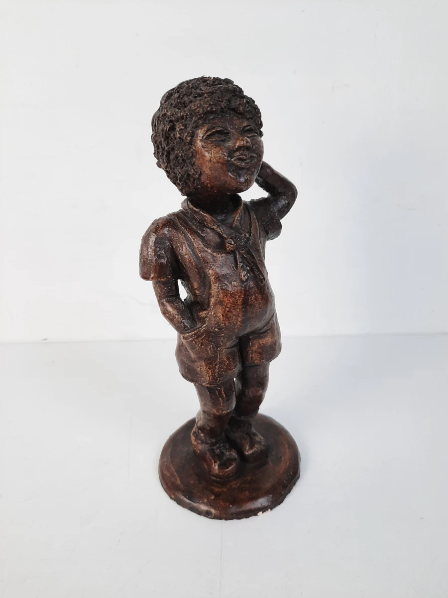 Karaktervol Beeldje van een Fluitend/Saluerend Jongetje – Vintage Gips / Terracotta