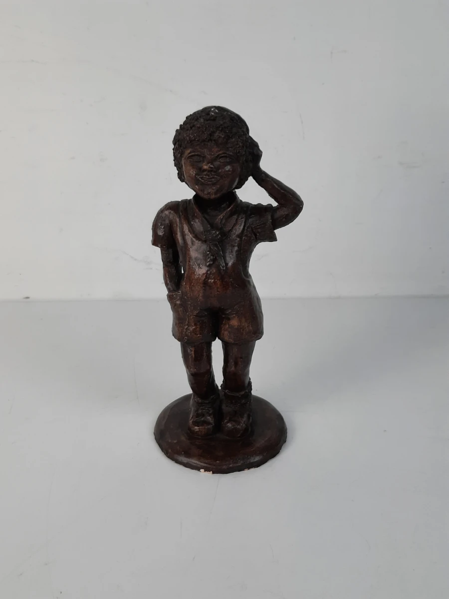 Karaktervol Beeldje van een Fluitend/Saluerend Jongetje – Vintage Gips / Terracotta