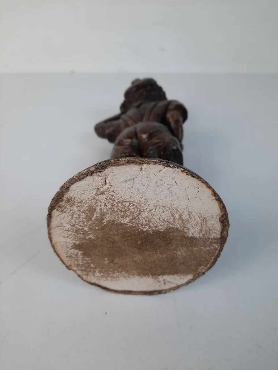 Karaktervol Beeldje van een Fluitend/Saluerend Jongetje – Vintage Gips / Terracotta