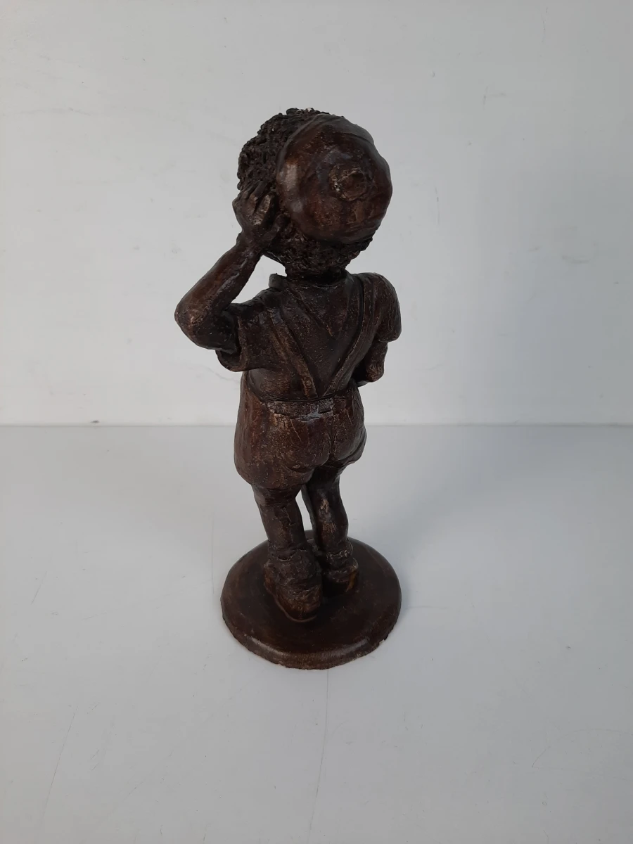 Karaktervol Beeldje van een Fluitend/Saluerend Jongetje – Vintage Gips / Terracotta