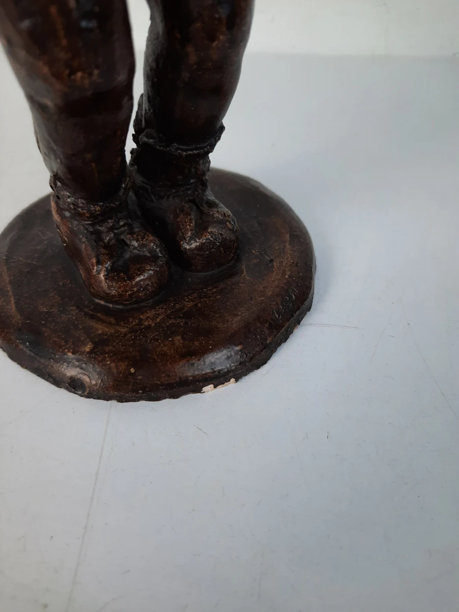 Karaktervol Beeldje van een Fluitend/Saluerend Jongetje – Vintage Gips / Terracotta