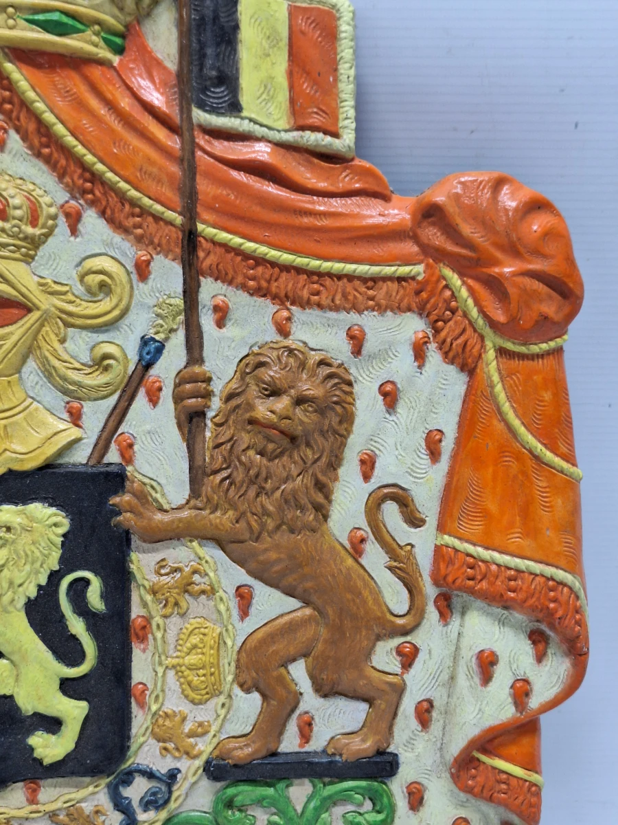 Gipsen replica van het wapenschild van België