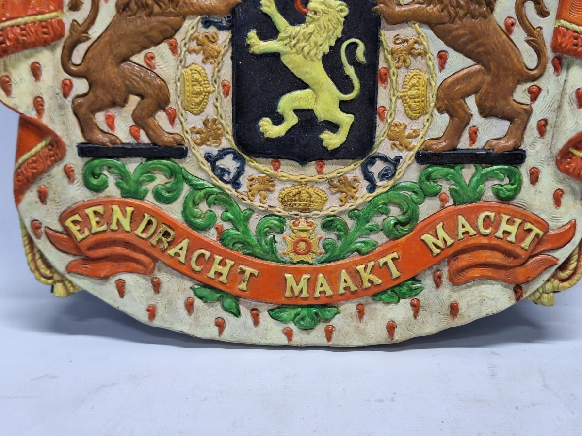 Gipsen replica van het wapenschild van België